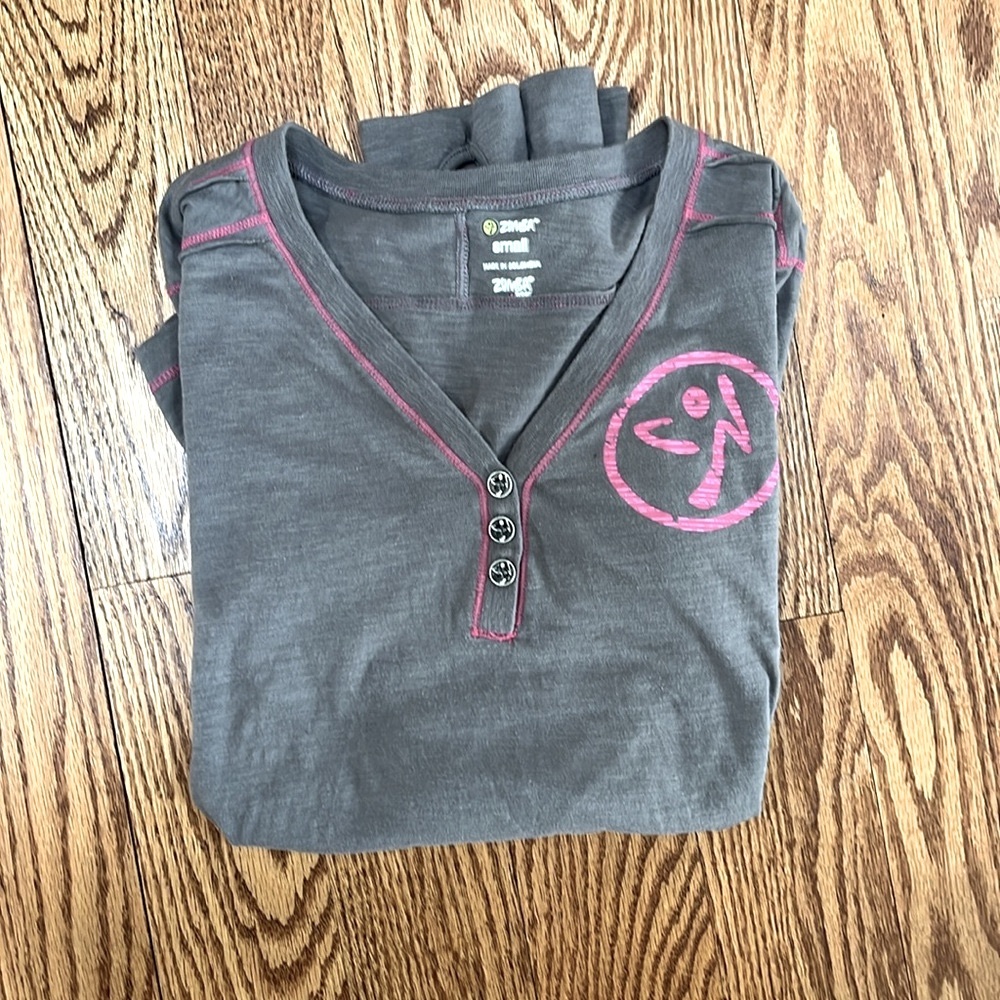 Zumba Long Sleeve Pullover Top.  Size Small.  
Excellent condition!